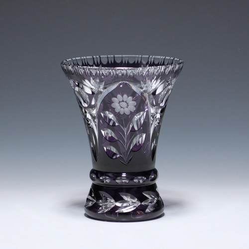 Bleikristallvase mit violettem
